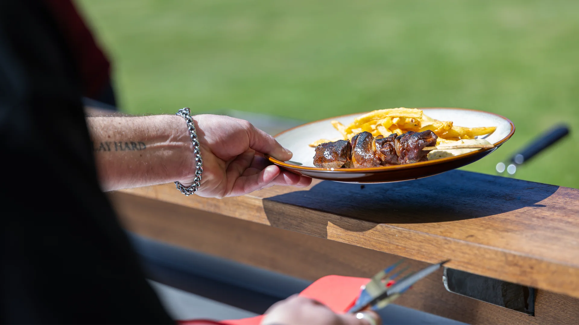 Une assiette gourmande composée d'une brochette et de frites croustillantes par le traiteur La Cantine en Folie.