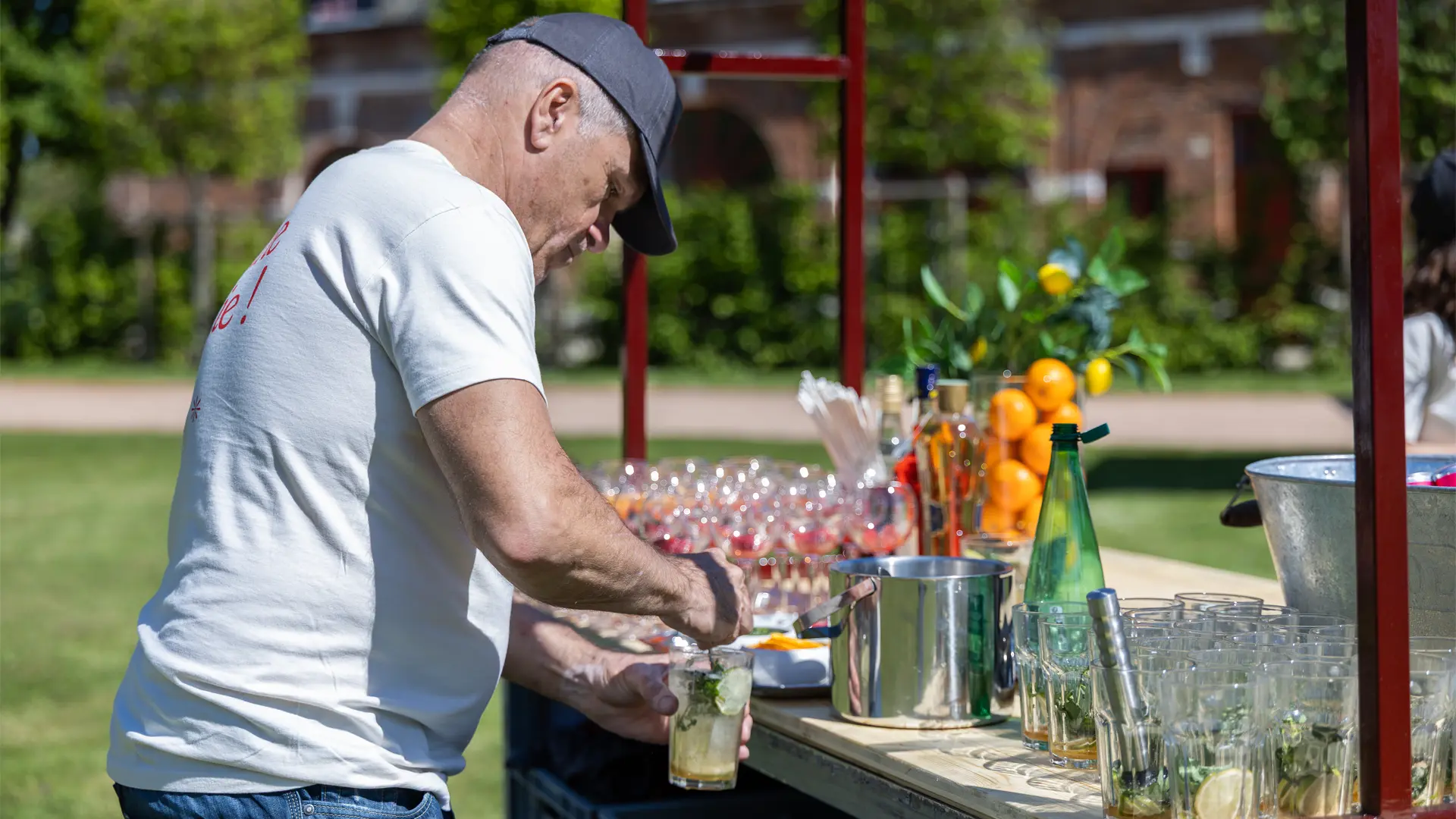 Un barman professionnel prépare des cocktails en direct pour une animation traiteur La Cantine en Folie.