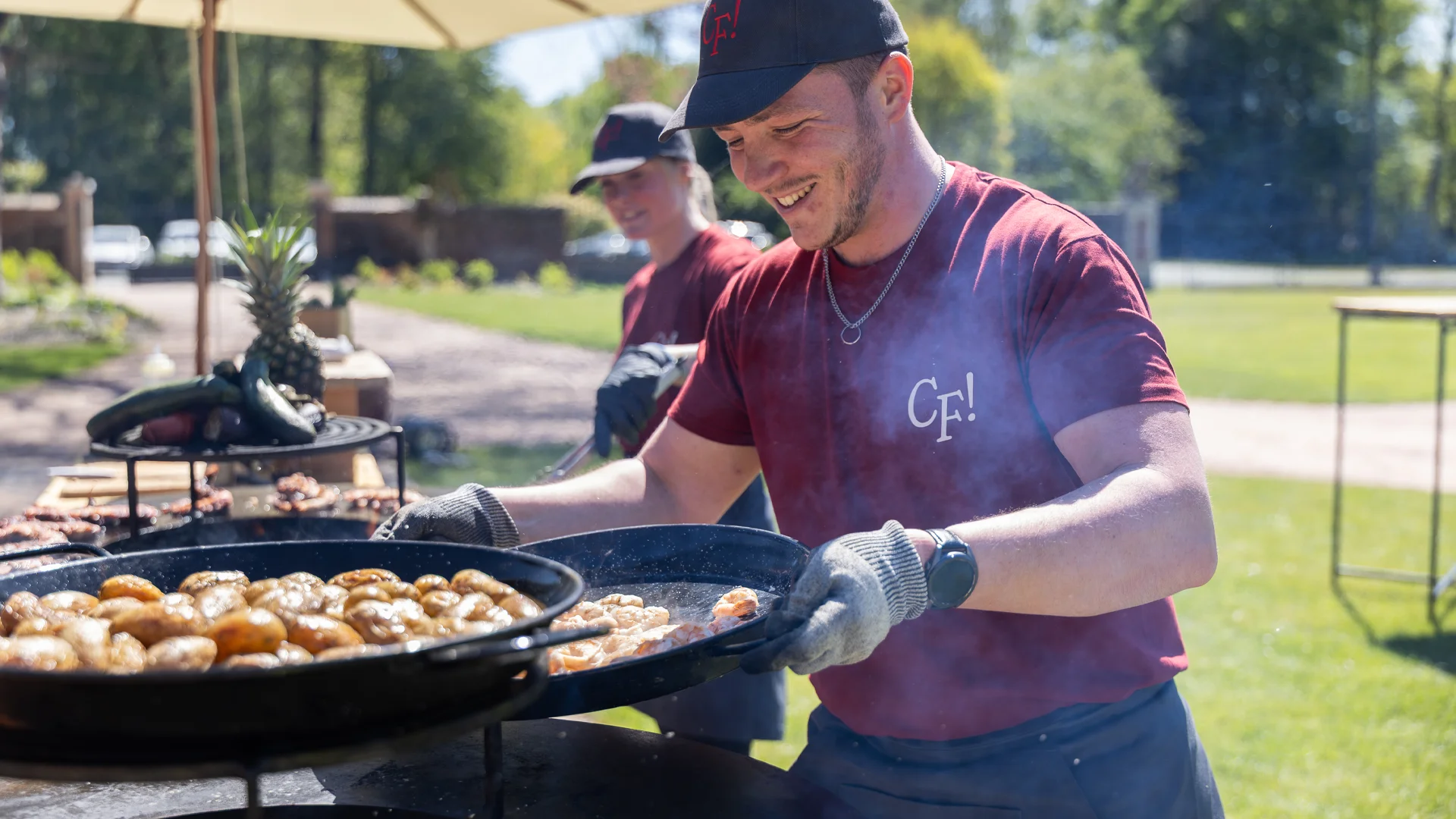 Un buffet chaud proposant une poêlée géante cuisinée en direct pour un événement La Cantine en Folie.