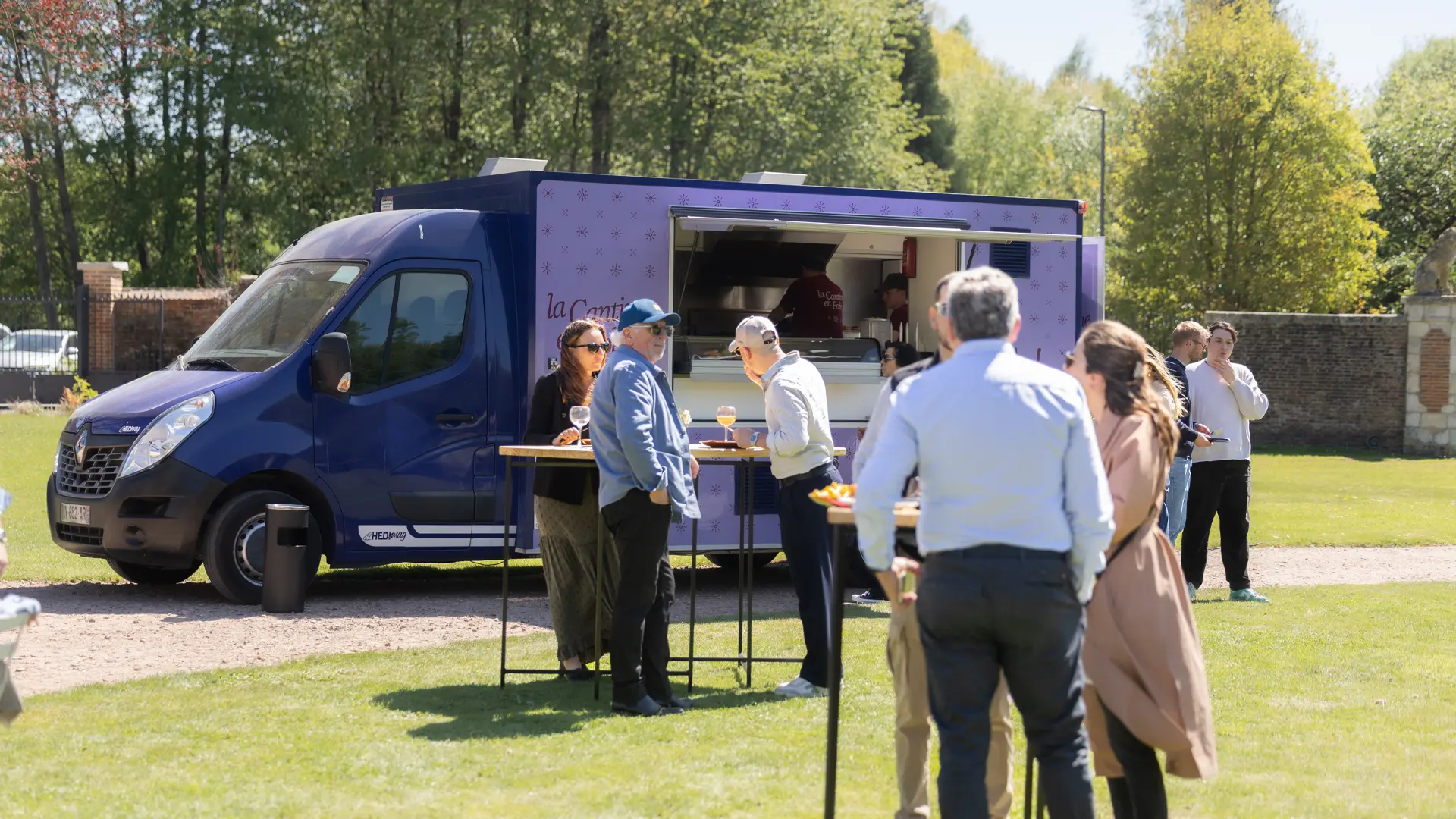 Le food truck traiteur événementiel de La Cantine en Folie installé pour une réception.