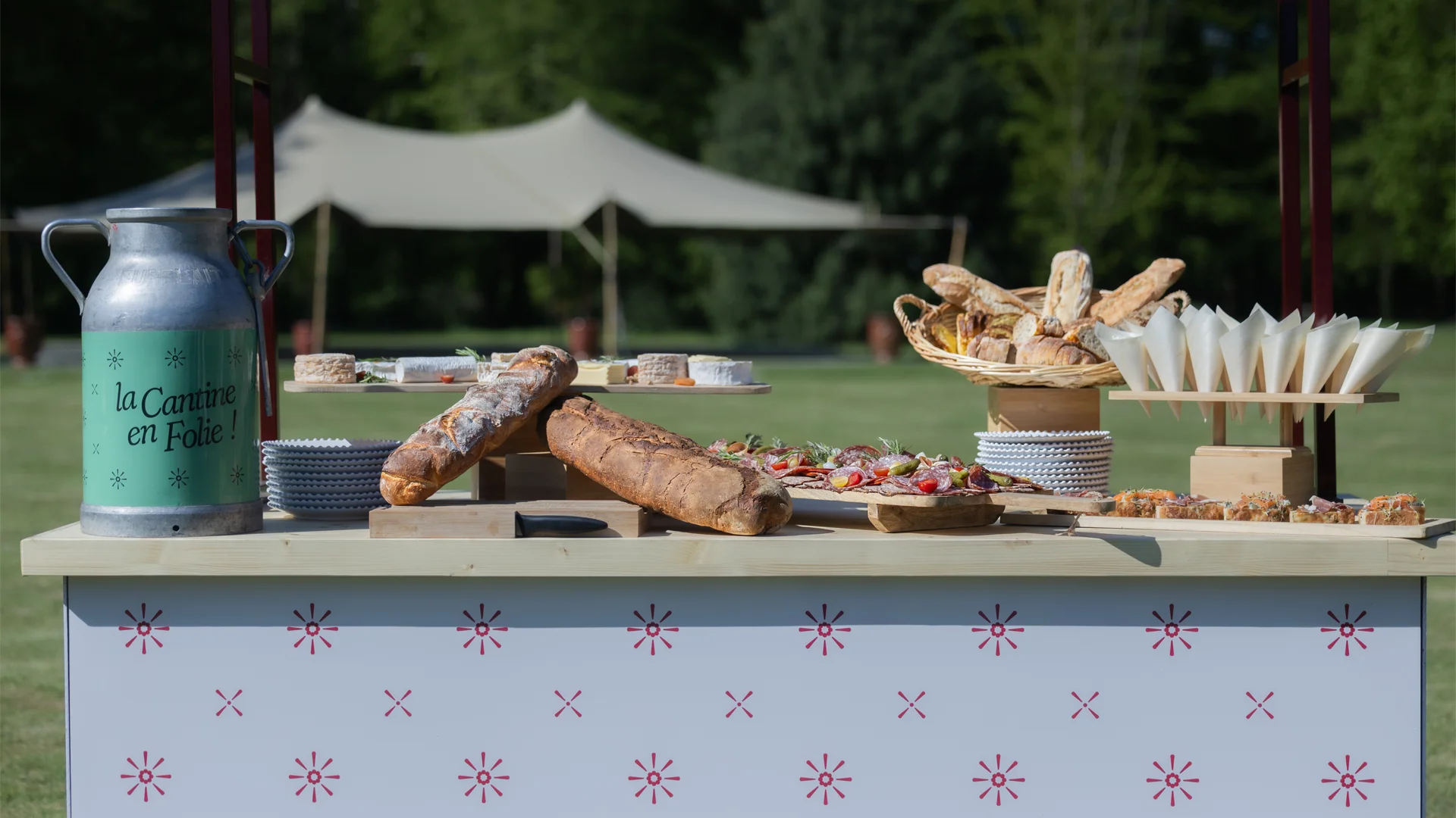 Des planches de charcuterie fine accompagnées de pain artisanal sur un buffet de La Cantine en Folie.