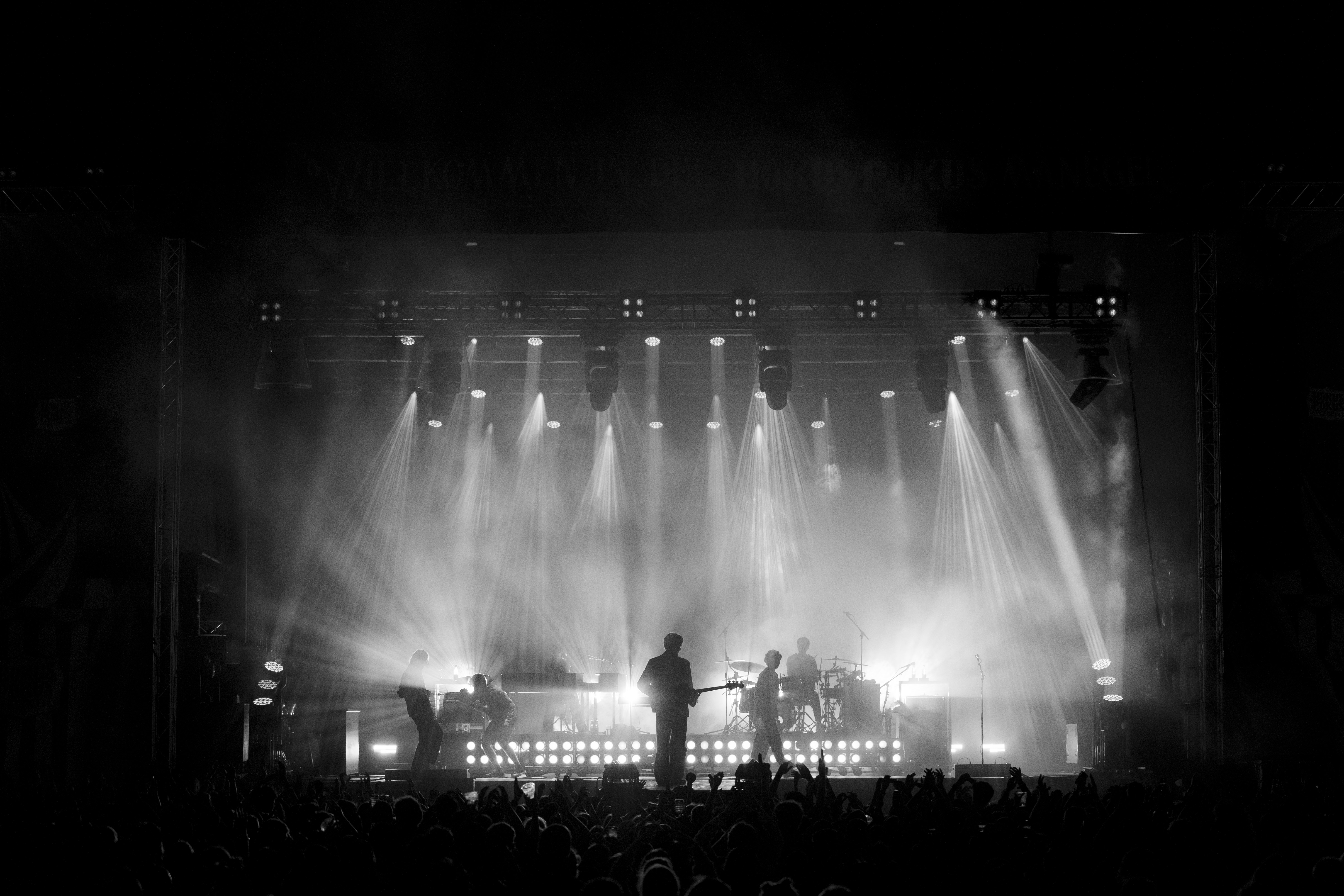 Jeremias live bei einem Festival mit professioneller Veranstaltungstechnik und Bühnenbeleuchtung