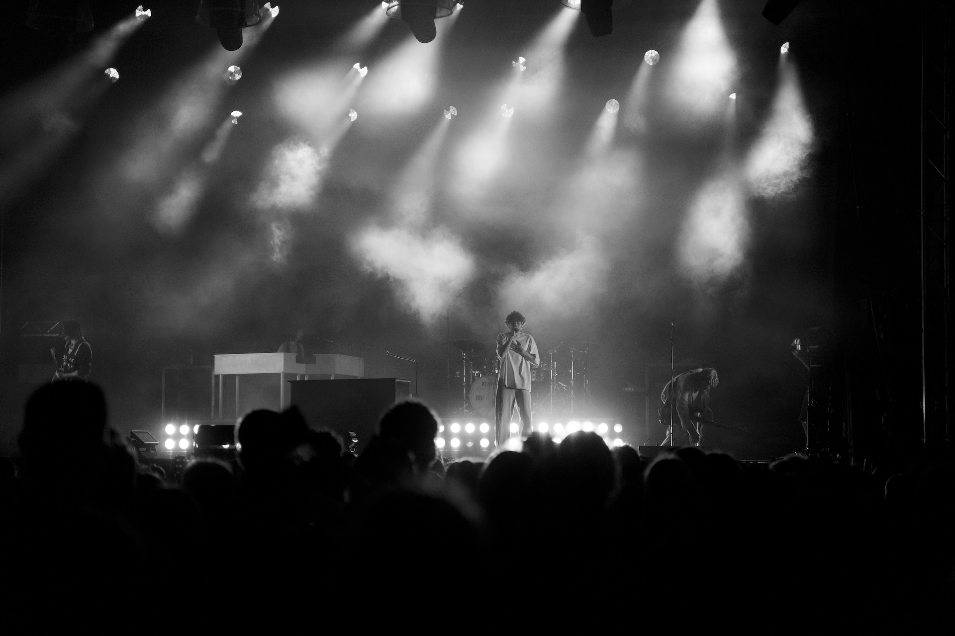 Jeremias live bei einem Festival mit professioneller Veranstaltungstechnik und Bühnenbeleuchtung