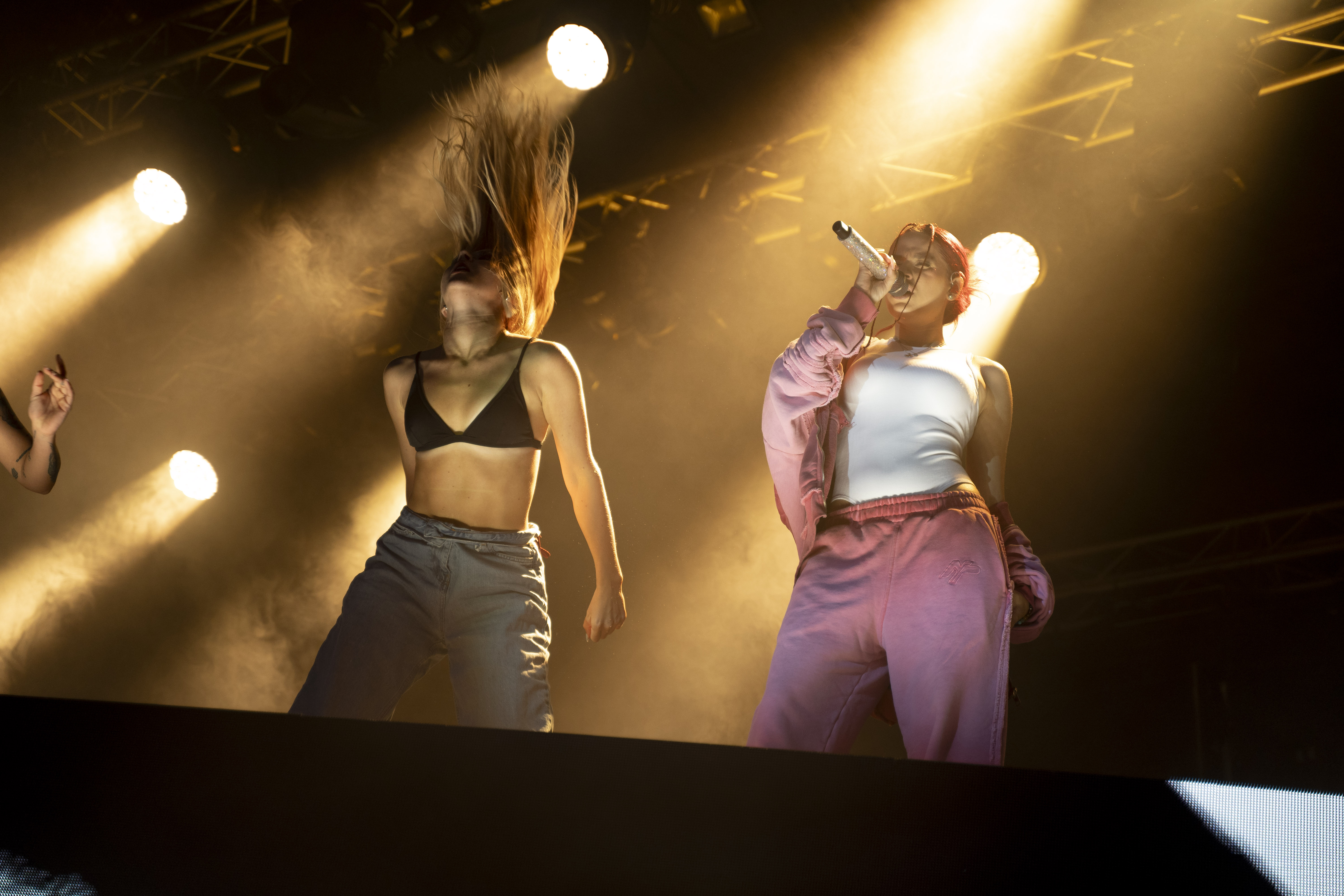 badmómzjay auf der Festivalbühne beim HOKUS POKUS Festival mit Lichtshow