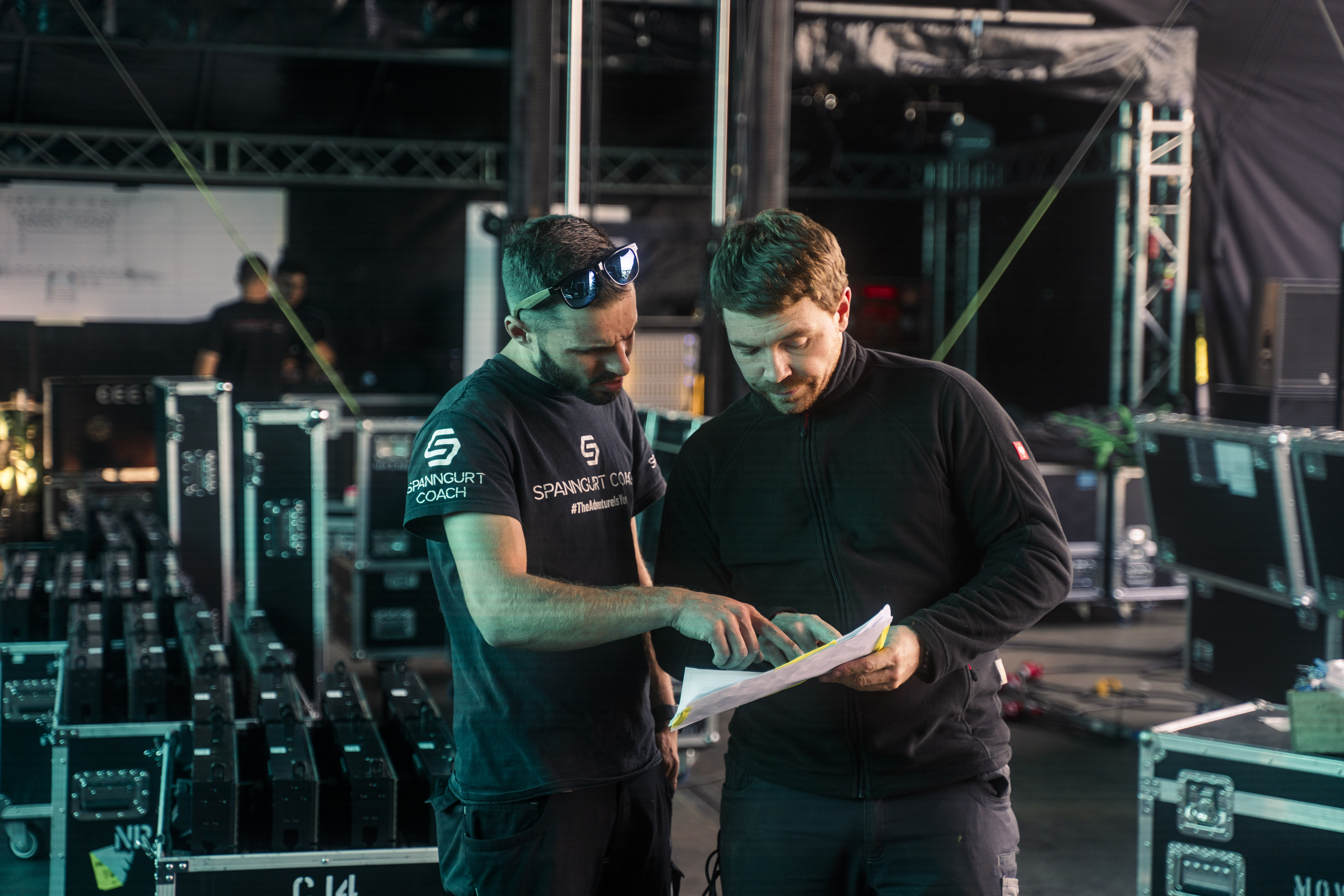 Technische Besprechung beim Aufbau von Veranstaltungstechnik mit Planung vor einerFestivalproduktion