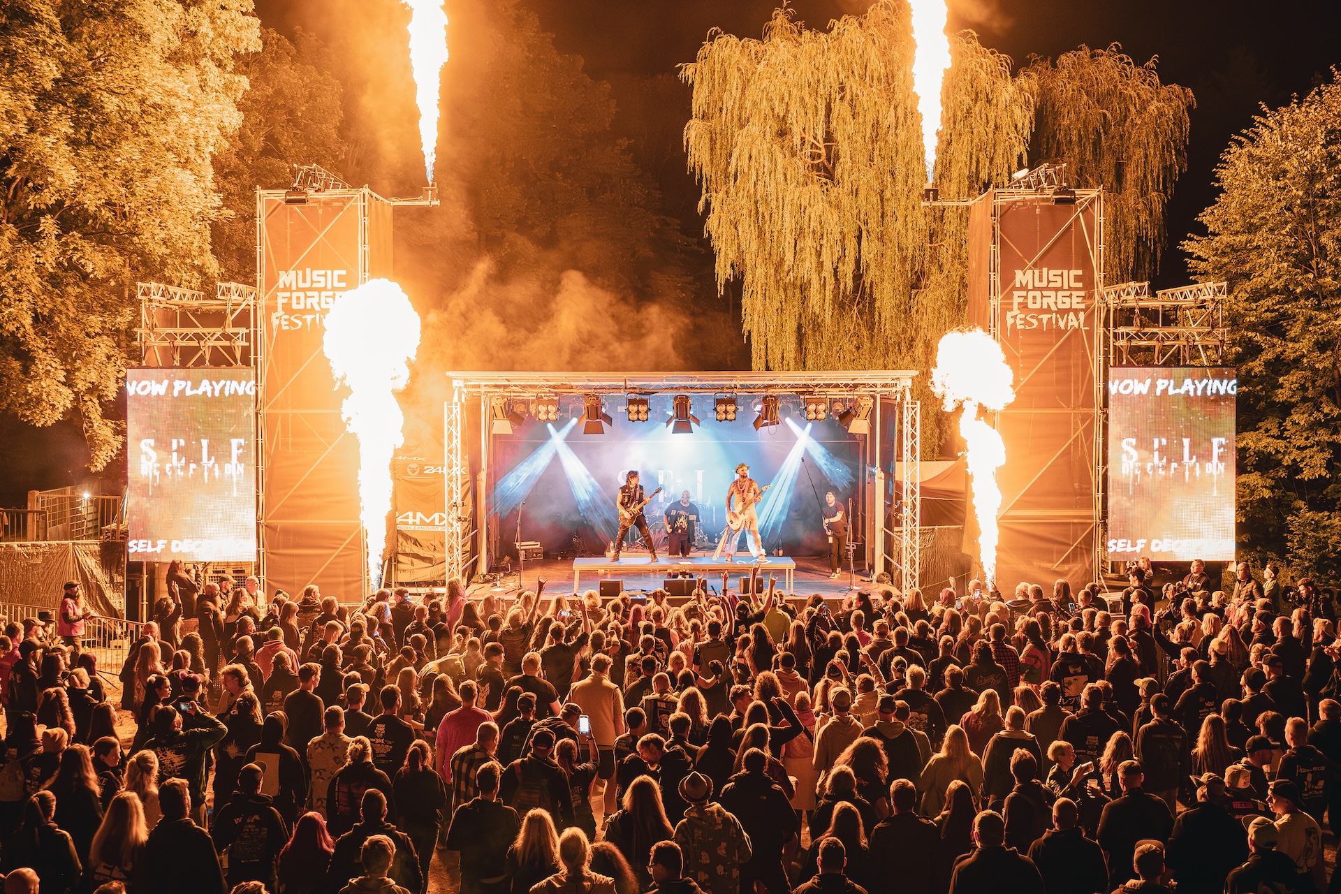 Self Deception live auf der Music Forge Festival Bühne mit professioneller Licht- und Veranstaltungstechnik