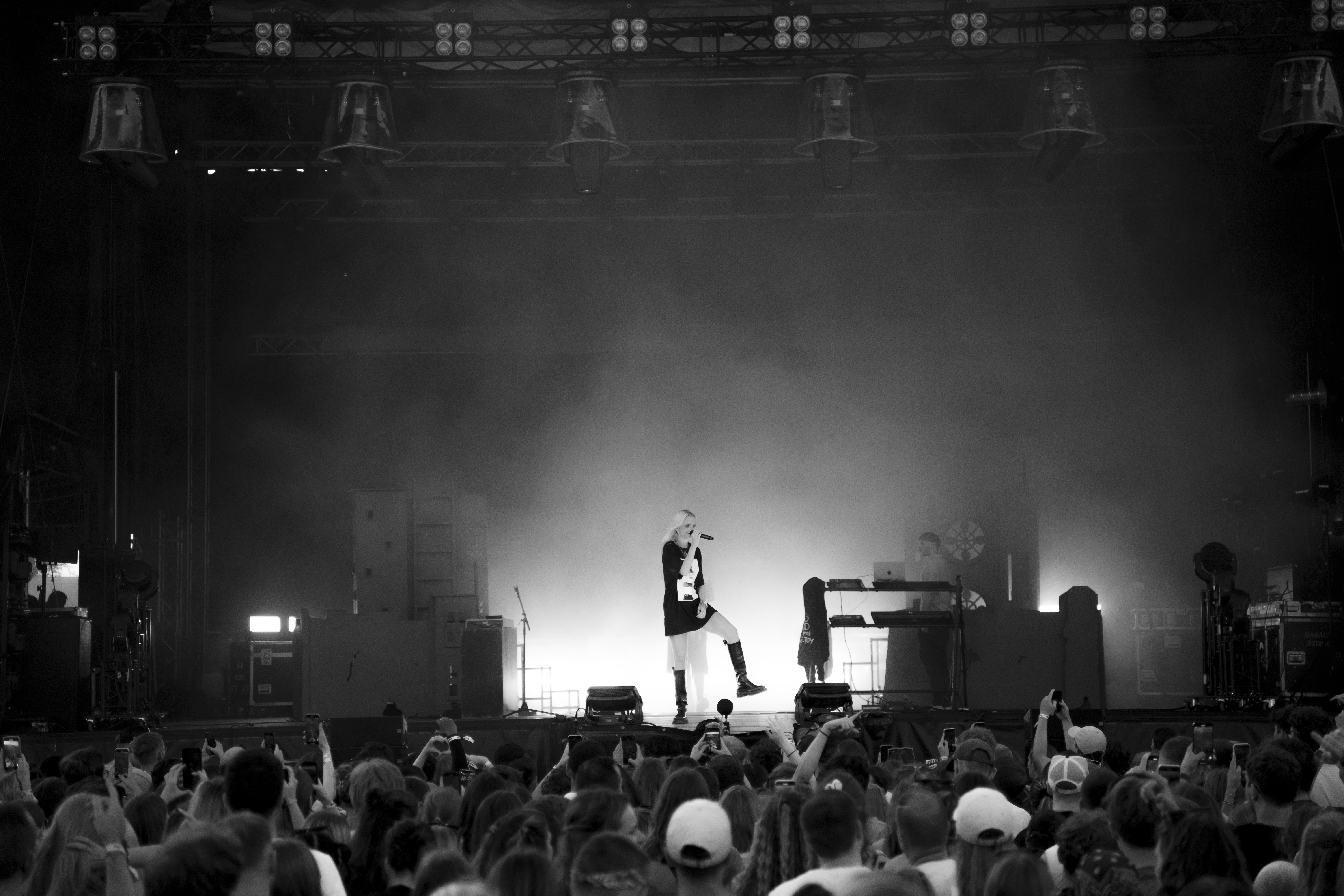 Paula Hartmann live auf der Bühne bei einem Festivalauftritt mit professioneller Lichttechnik