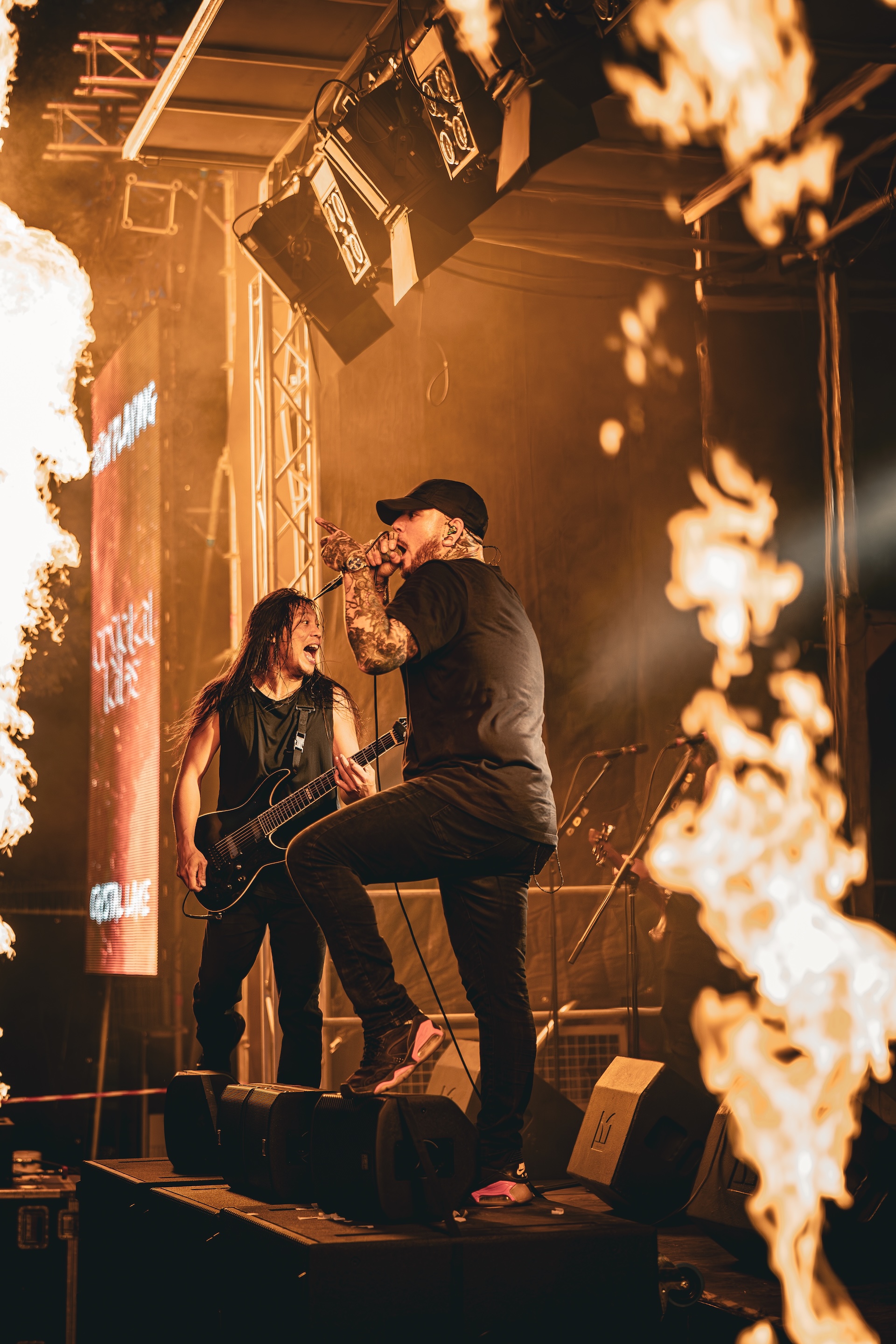 Crystal Lake live auf dem Music Forge Festival mit Feuer-Effekten auf der Bühne