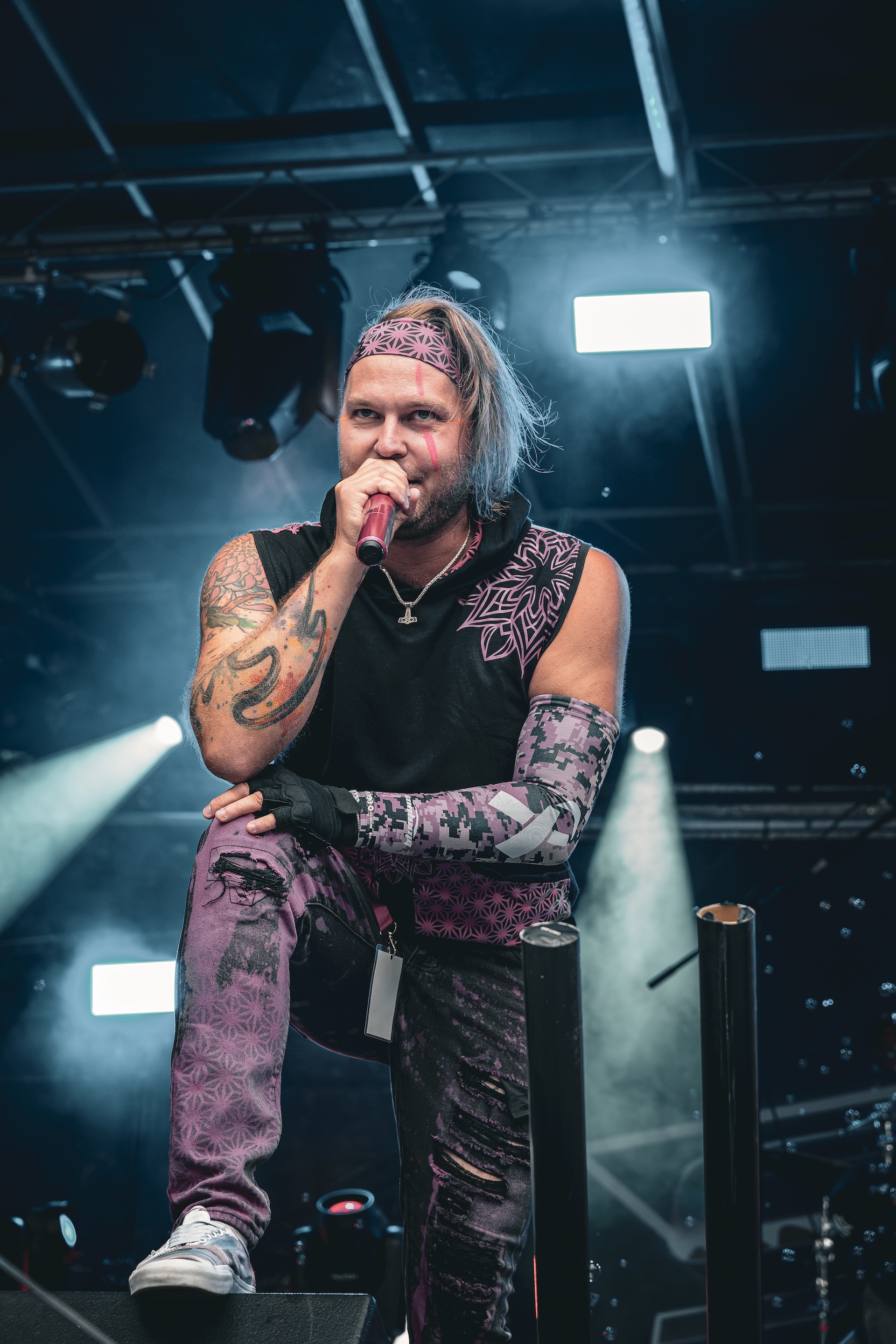 Frontalaufnahme von Stassy beim Live-Auftritt auf dem Music Forge Festival