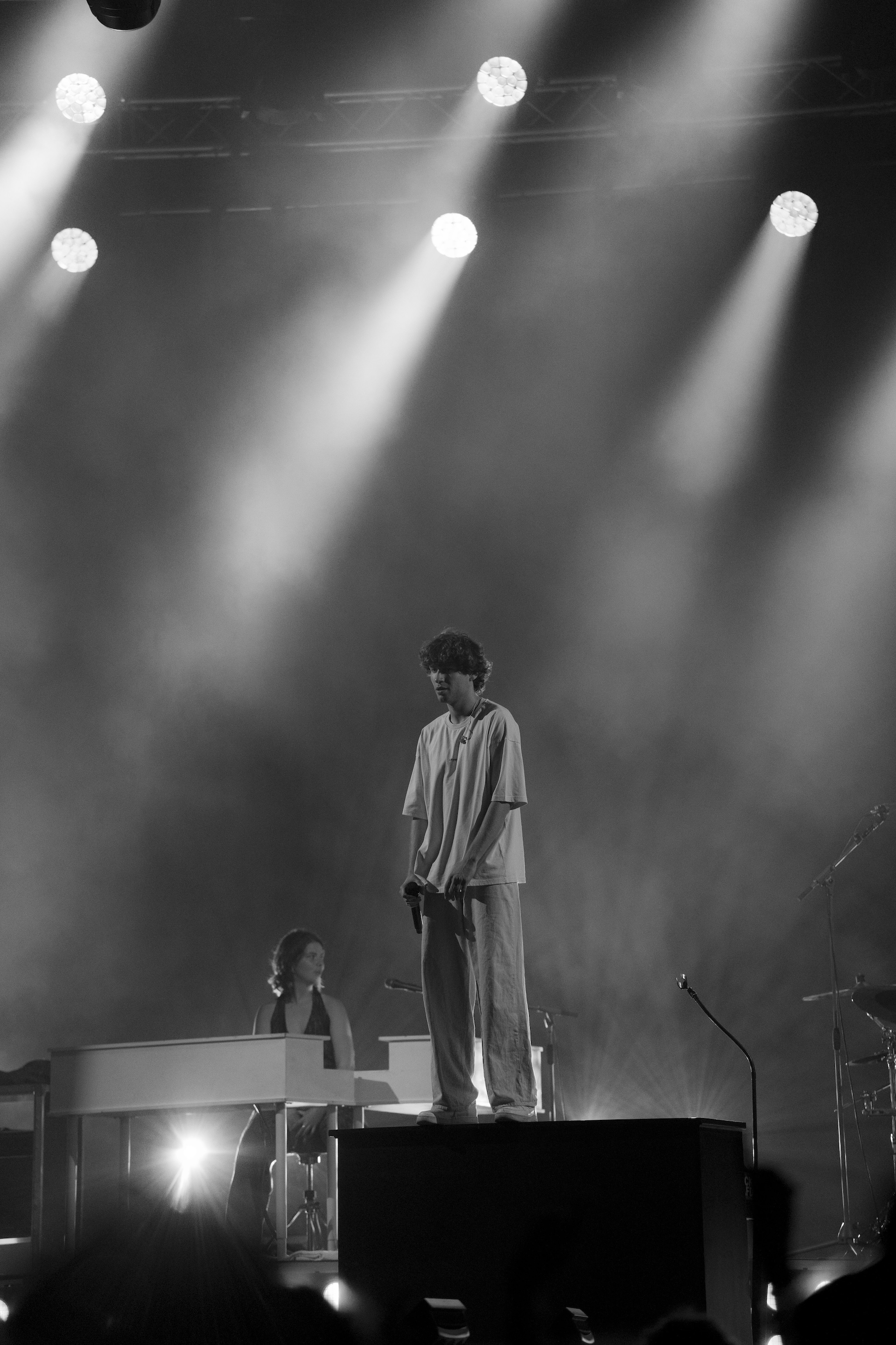 Jeremias auf einer Festivalbühne mit Lichtshow und professioneller Veranstaltungstechnik im Hintergrund