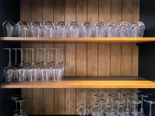 Verres sur étagères du restaurant  La Table du marais à Amiens