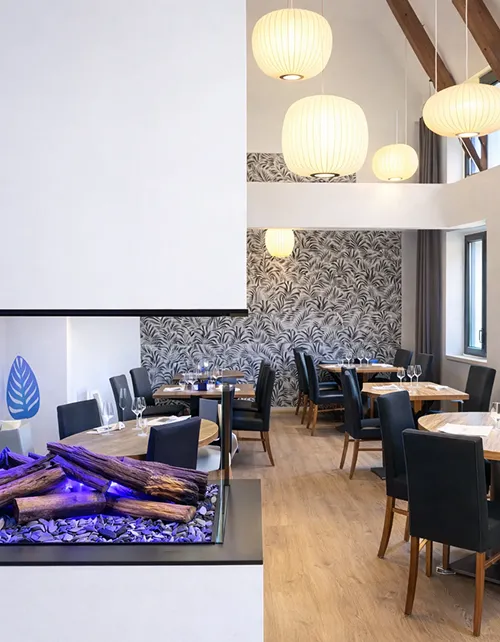 Salle du restaurant avec cheminée de La Table du marais à Amiens