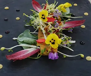 Photo plat fleuri du restaurant La Table du marais à Amiens