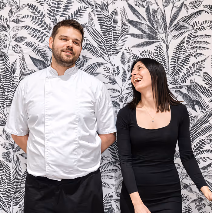 Guylan et Marie en cuisine et au service au restaurant