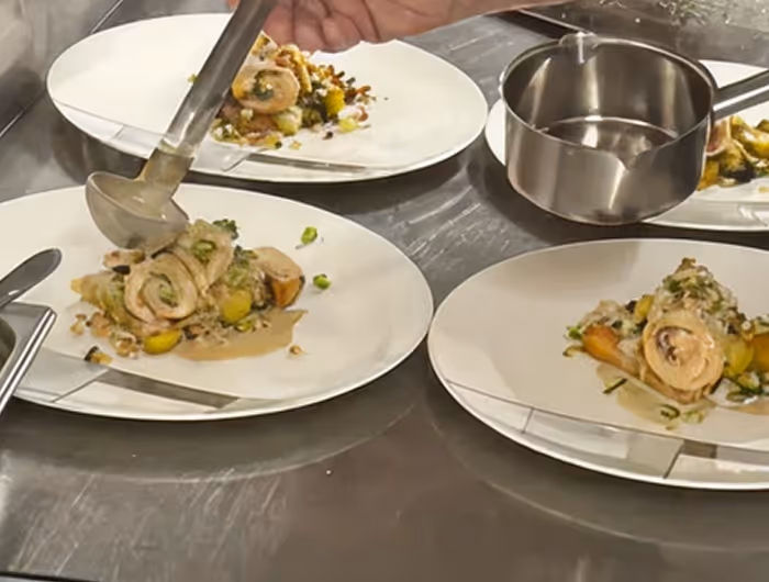 Plats en préparation au restaurant La Table du Marais à Amiens