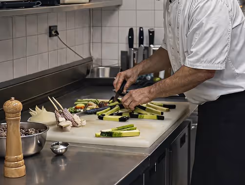 Préparation par Jérôme, chef cuisinier, du restaurant La Table du Marais