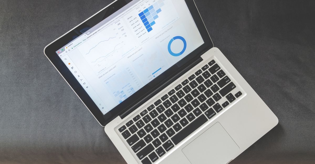 Aufgeklappter Laptop mit einem Diagramm auf dem Bildschirm