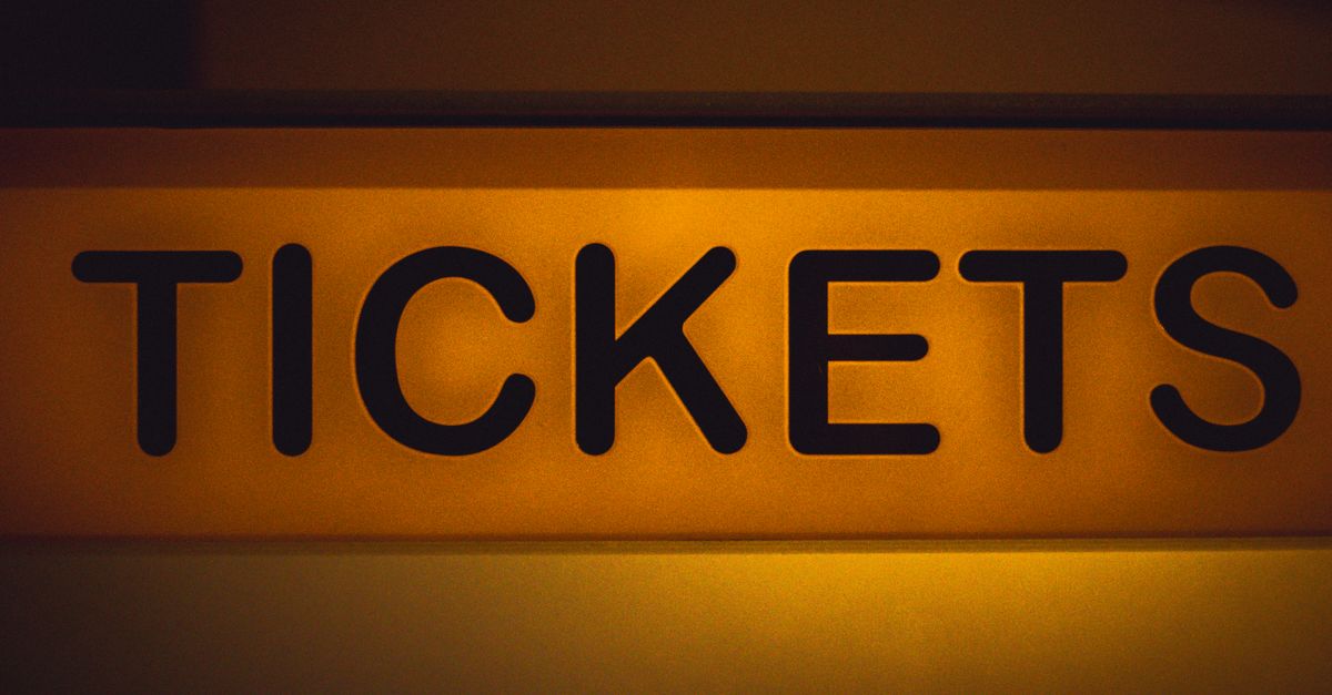 Orange leuchtendes Schild mit der Aufschrift Tickets