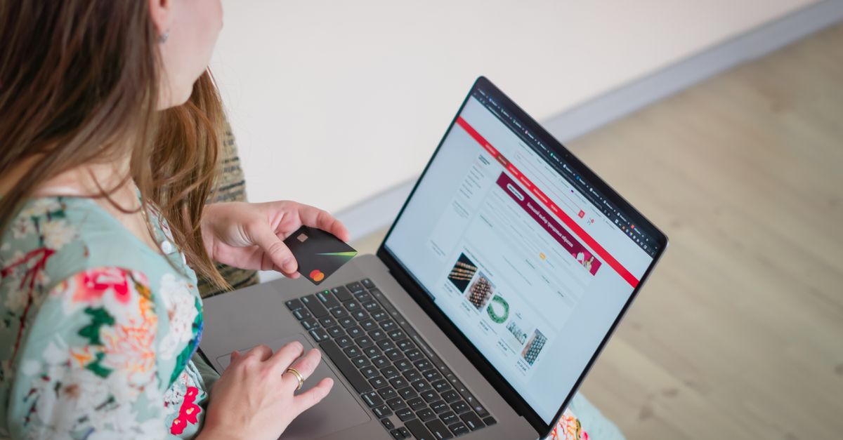 Zwei Personen schauen gemeinsam auf einen Laptopbildschirm