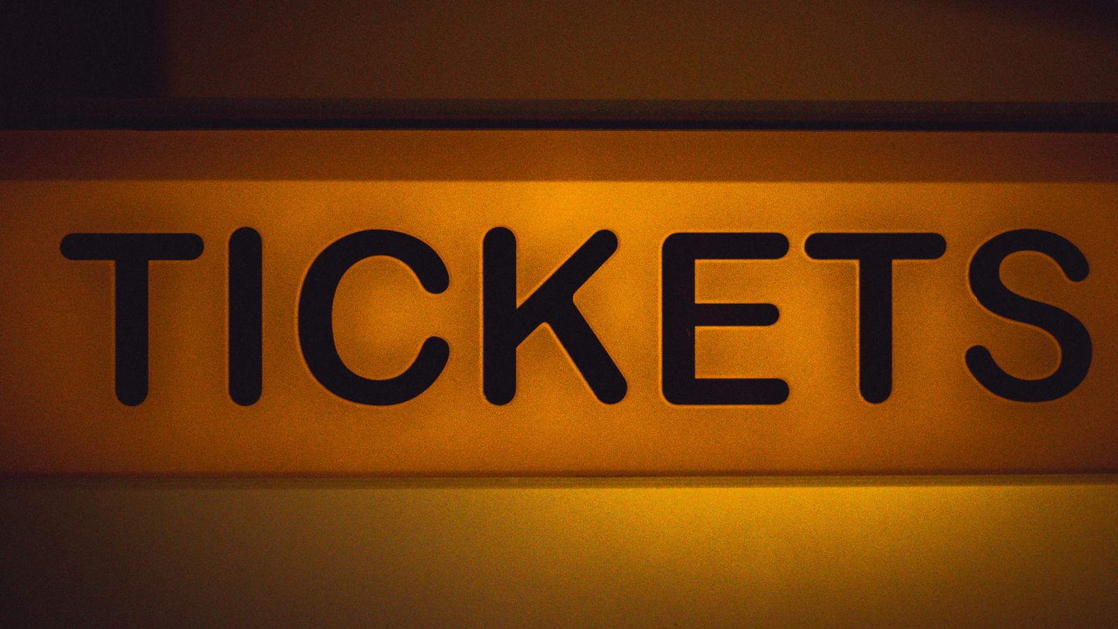 Beleuchtetes Ticketschild am Eingang