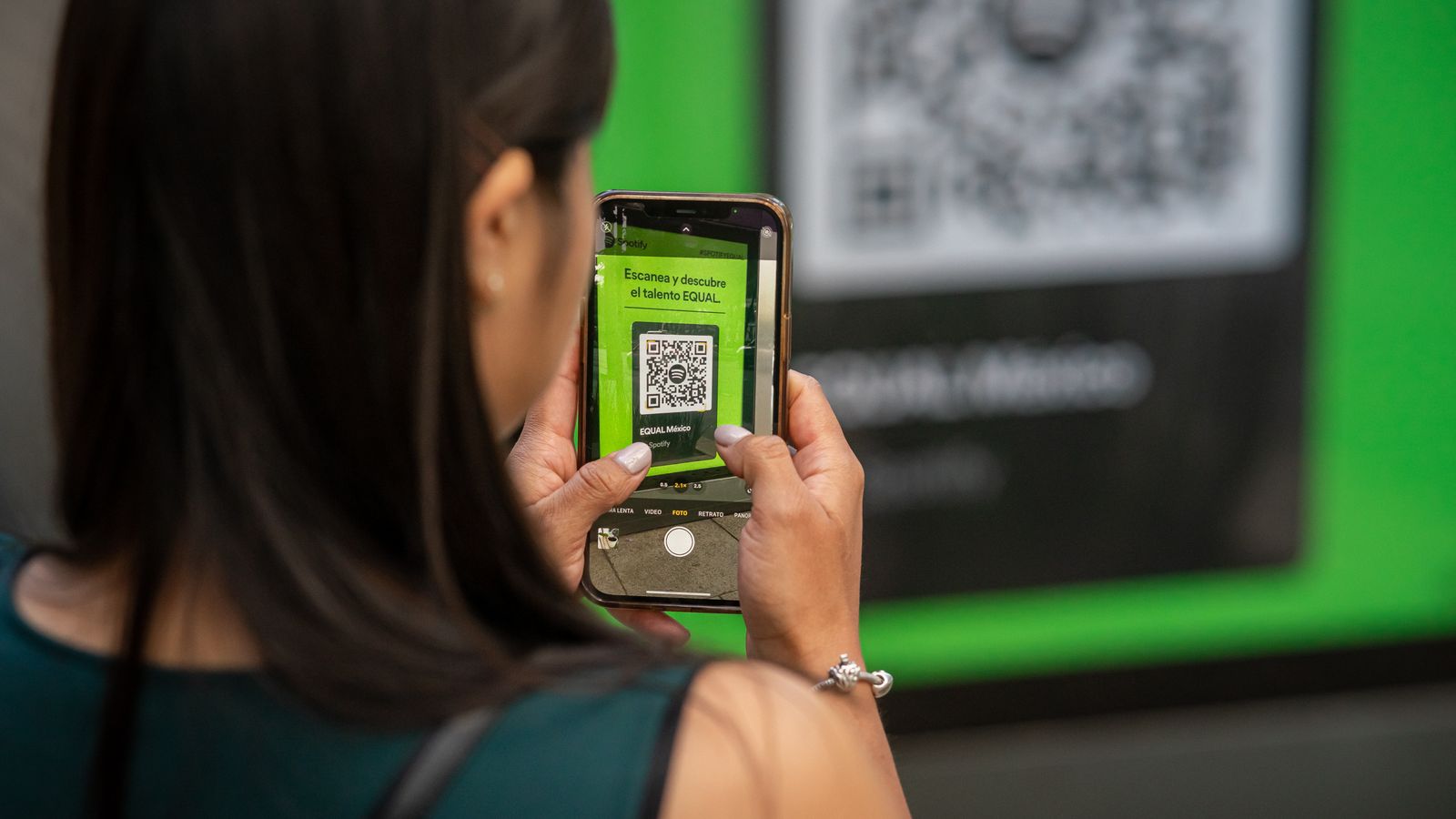 QR-Code wird mit dem Smartphone gescannt