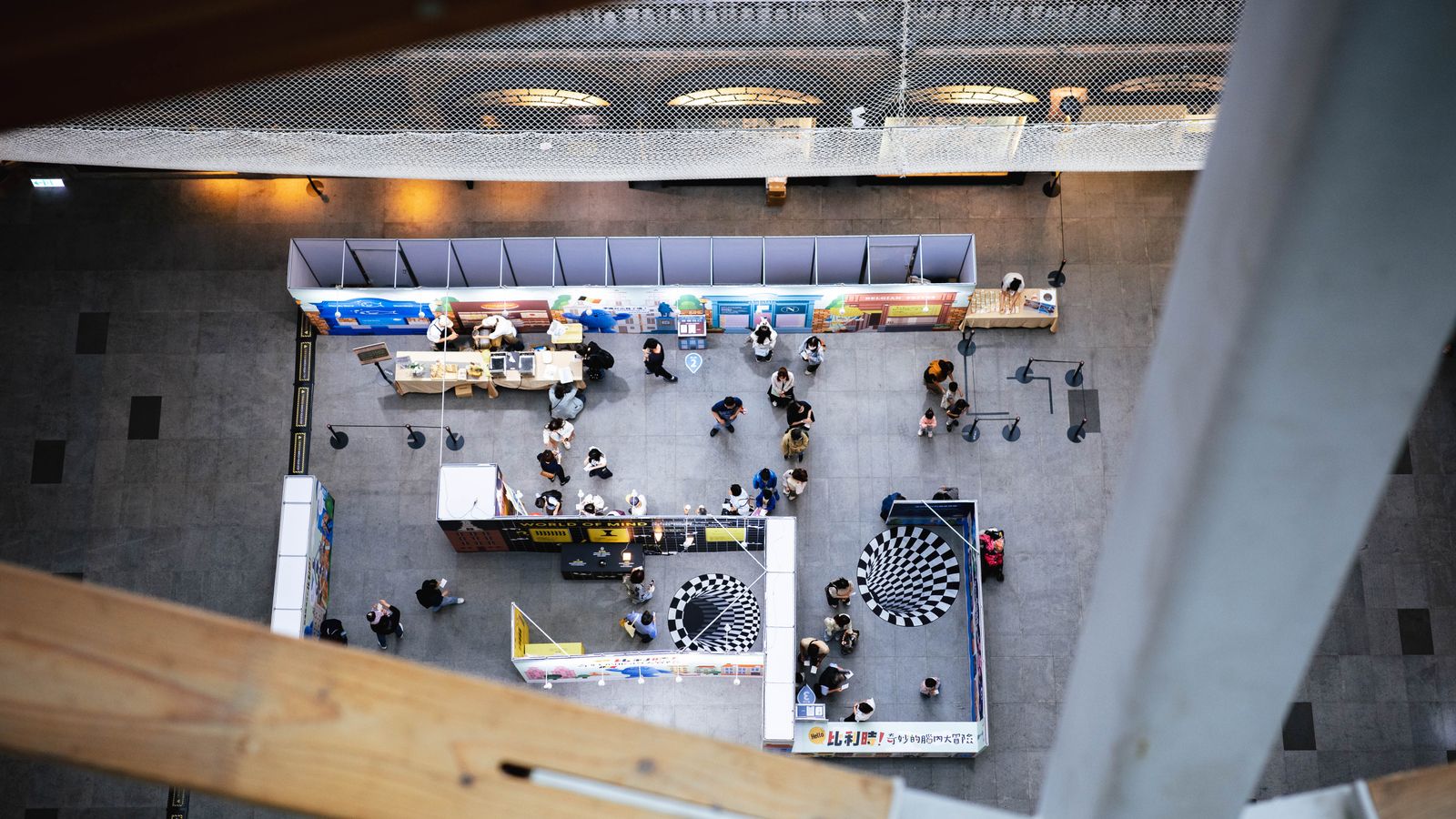 Blick von oben auf eine gut besuchte Messehalle