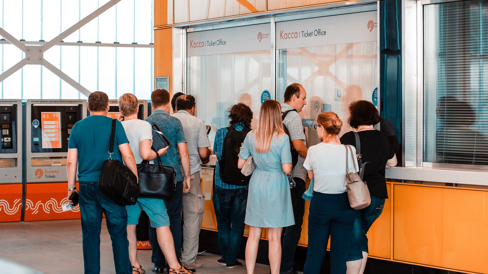 Wartende Personen in einer Schlange am Ticketschalter
