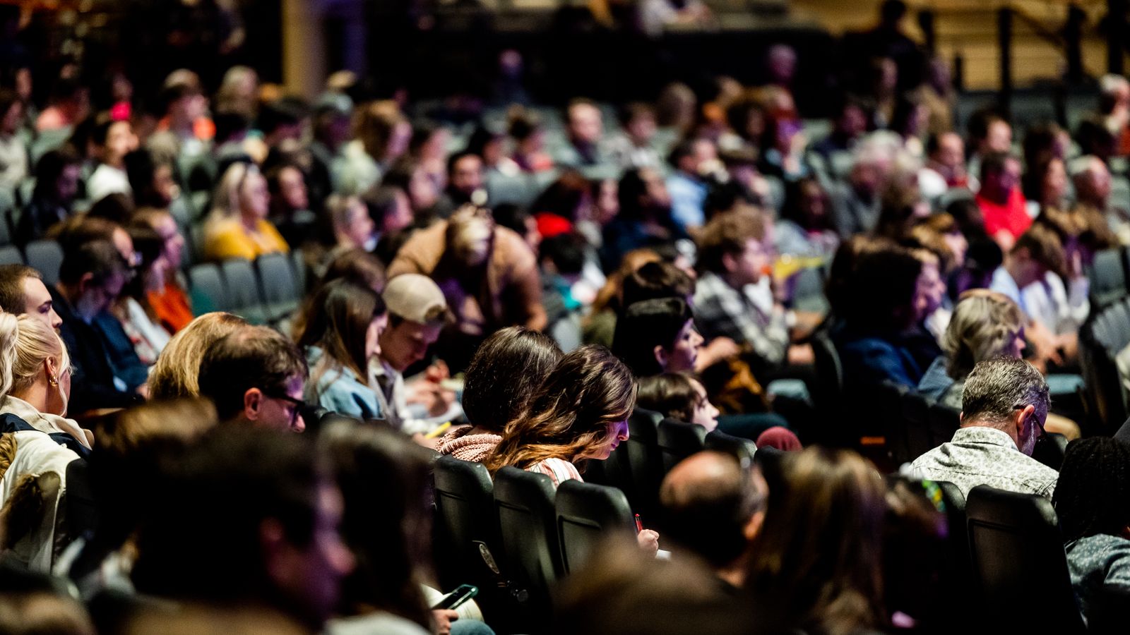 Voll besetztes Auditorium während einer Veranstaltung