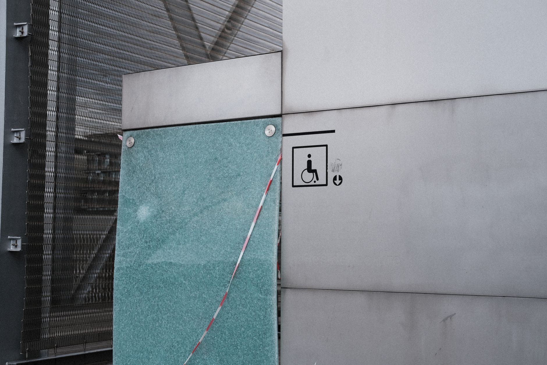 Gebäudefassade mit dem Symbol für Rollstuhlzugang