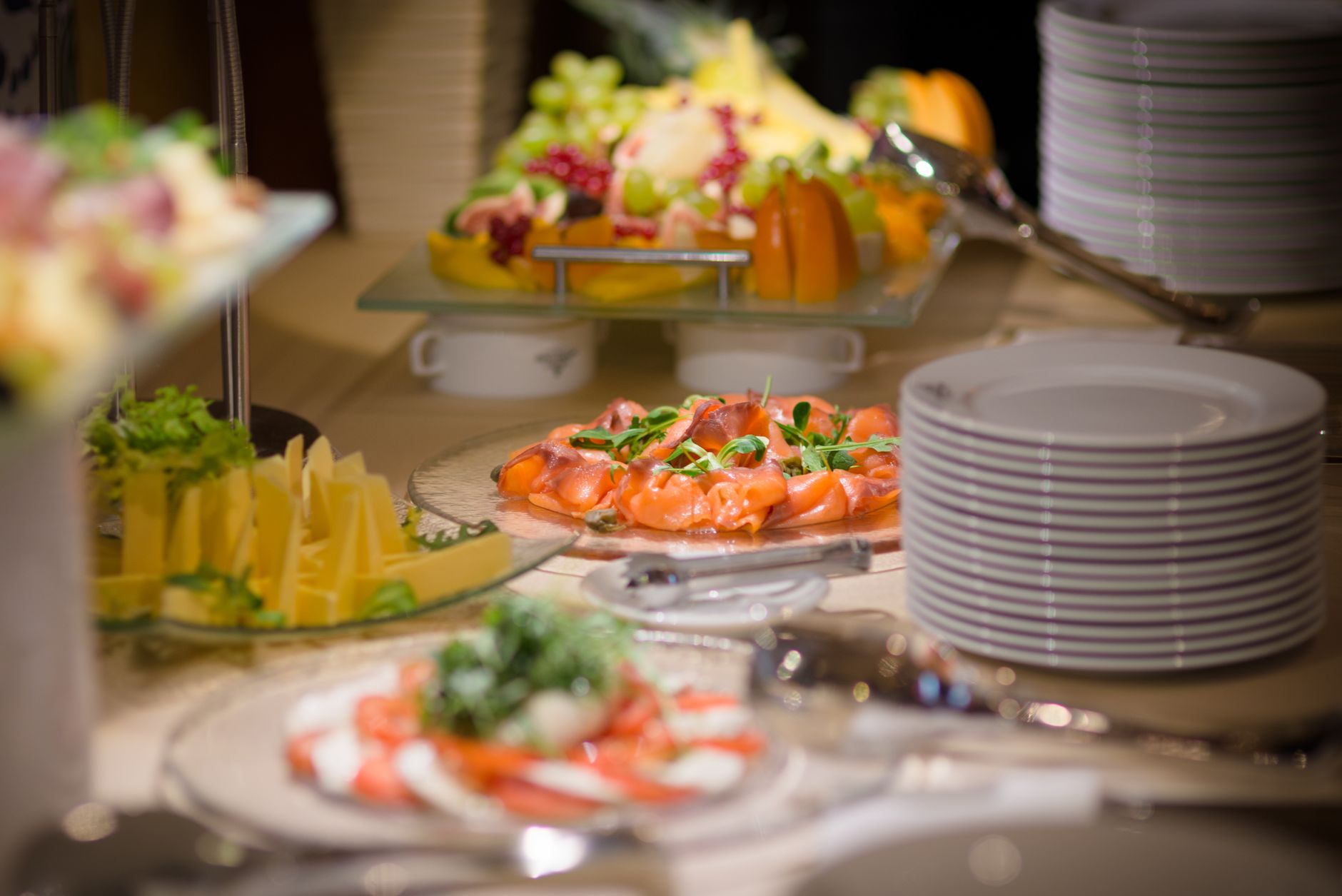 Buffet mit Räucherlachs, frischem Obst und Käseplatten