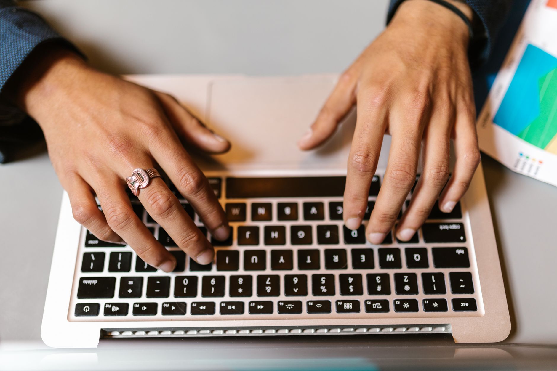 Hände tippen auf einer Laptoptastatur