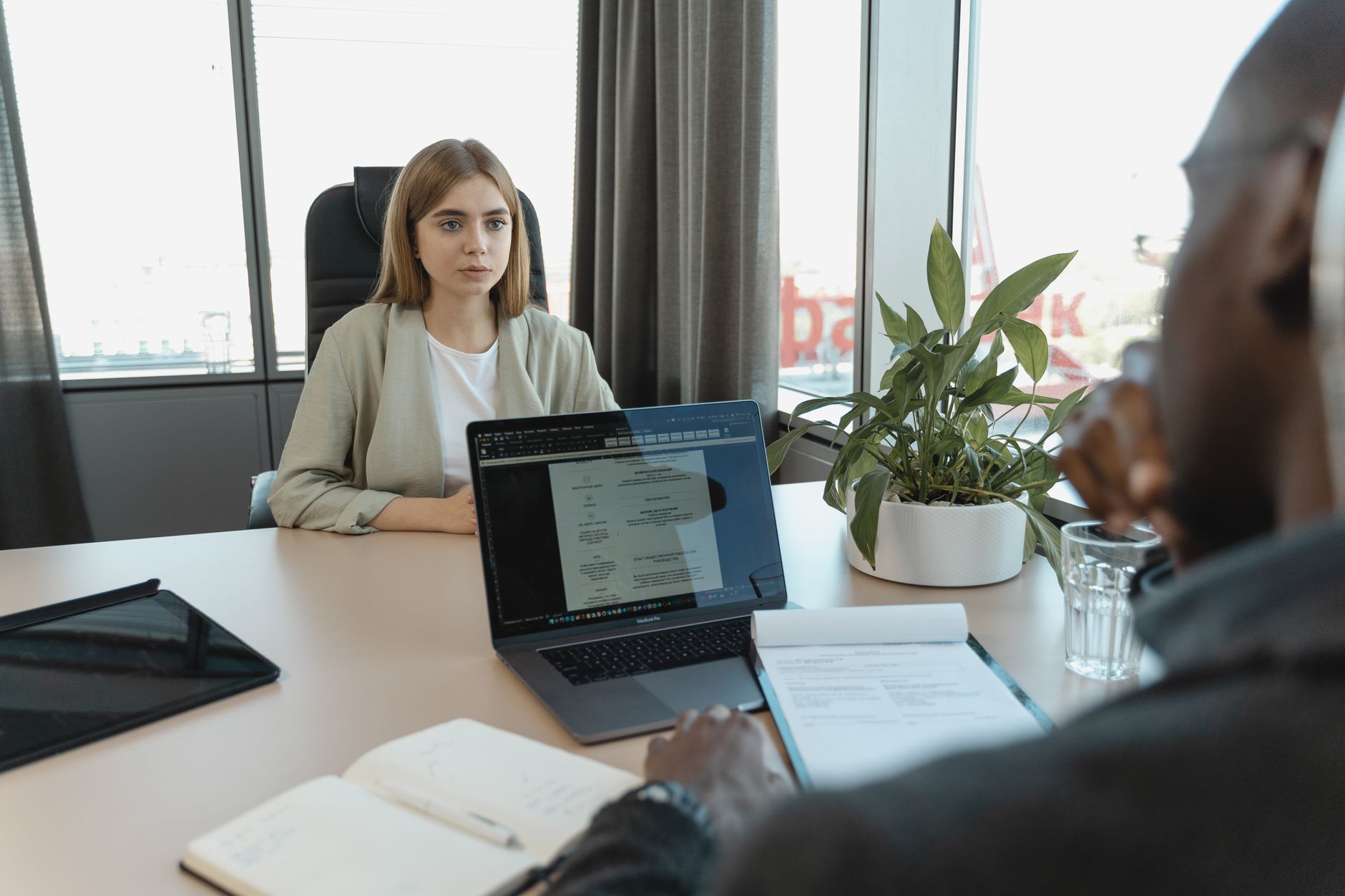 Bewerbungsgespräch an einem Tisch in einem Büro