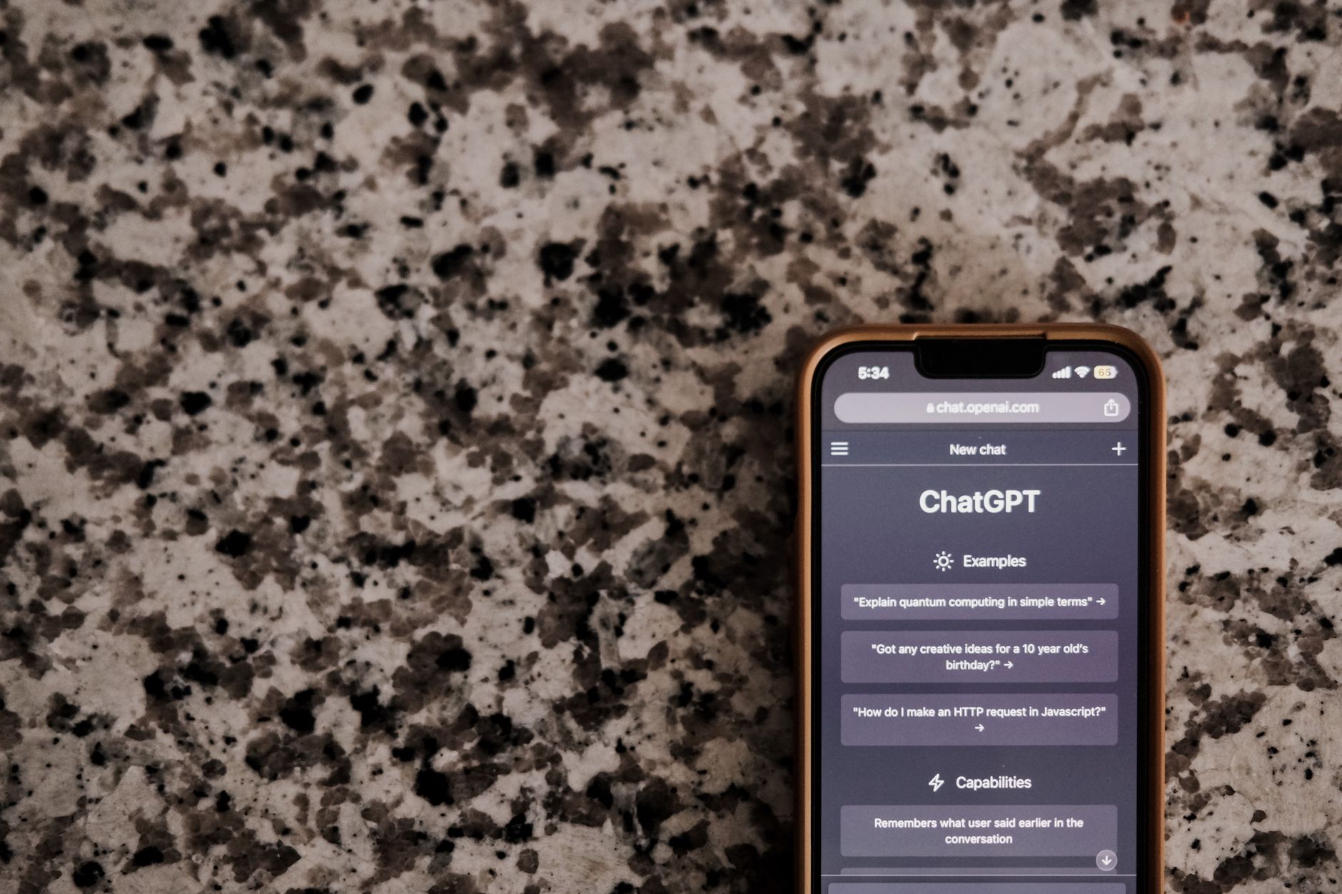 Person schreibt mit einem Chatbot auf dem Smartphone