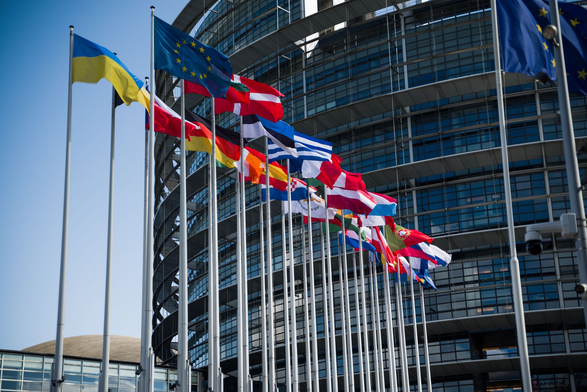 Europaflaggen vor einem Verwaltungsgebäude