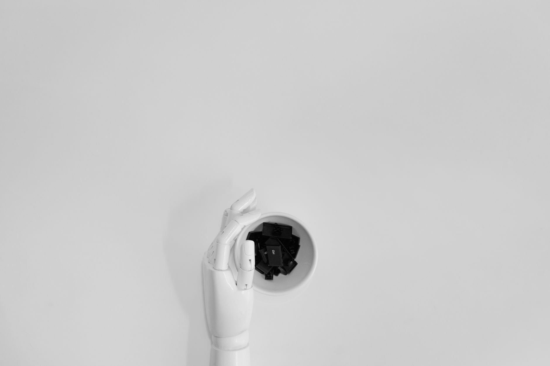 Person arbeitet mit einem automatisierten Ablauf am Bildschirm