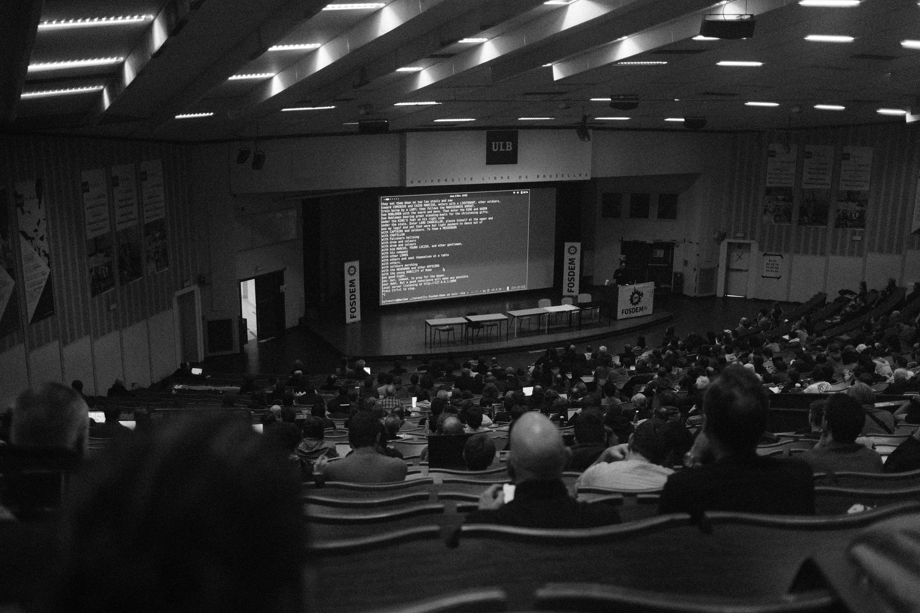 Publikum bei einer Technologiekonferenz im Hörsaal