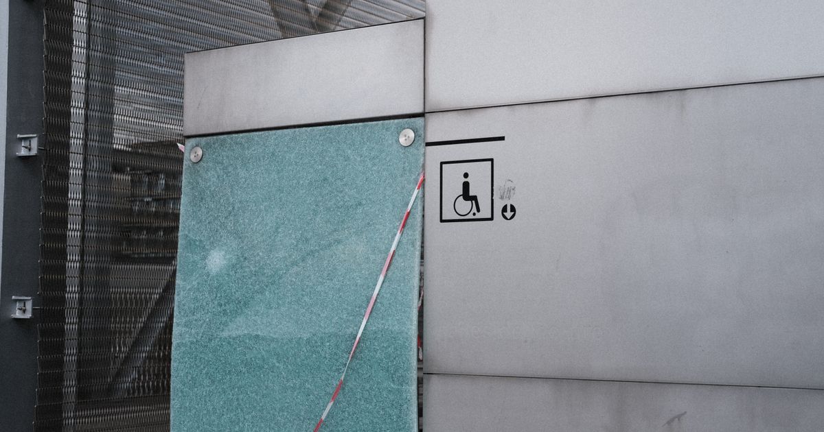 Gebäudefassade mit dem Symbol für Rollstuhlzugang