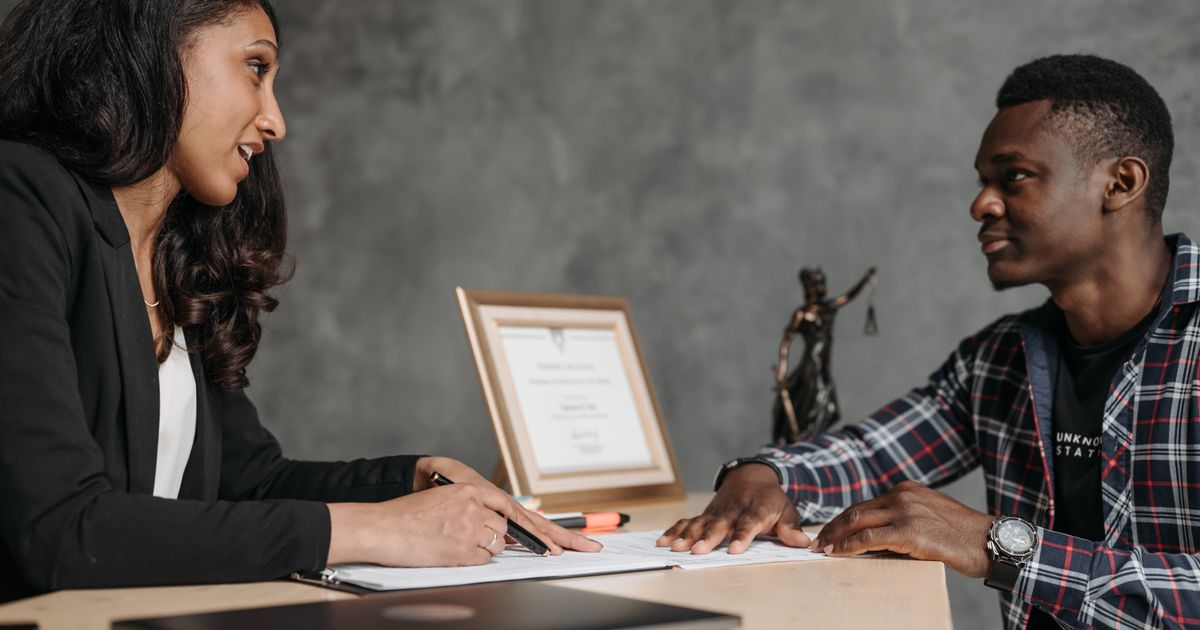 Beratungsgespräch zwischen zwei Personen an einem Schreibtisch