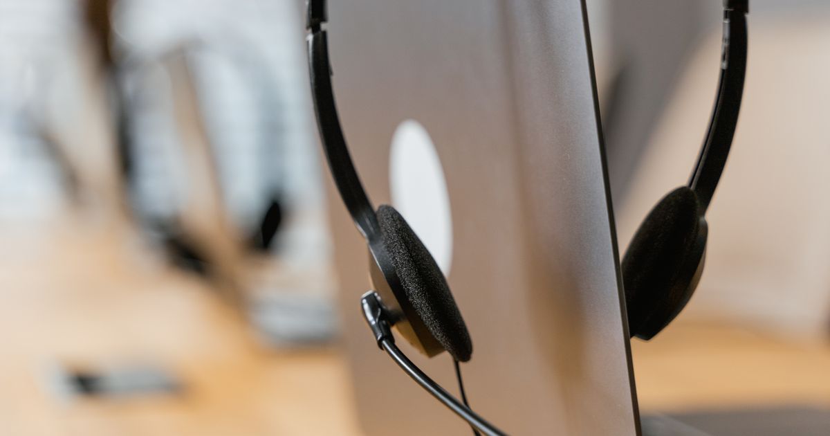 Servicekraft beantwortet Anfragen am Laptop