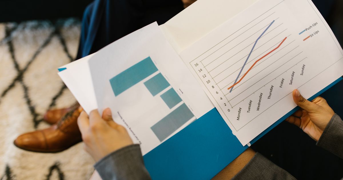 Auswertungsberichte mit Diagrammen auf einem Besprechungstisch