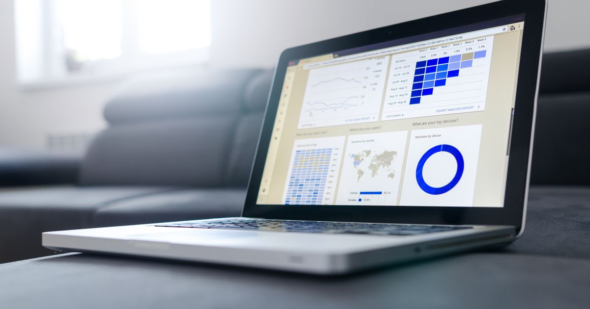 Laptop mit Diagrammen und Auswertungen