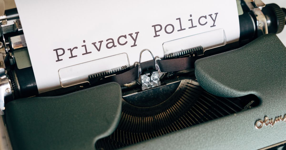 Schreibmaschine mit einem Blatt, auf dem Privacy Policy steht