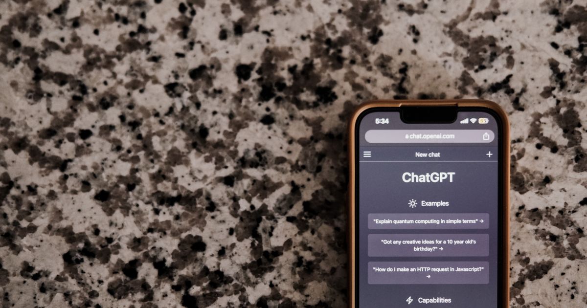 Person schreibt mit einem Chatbot auf dem Smartphone