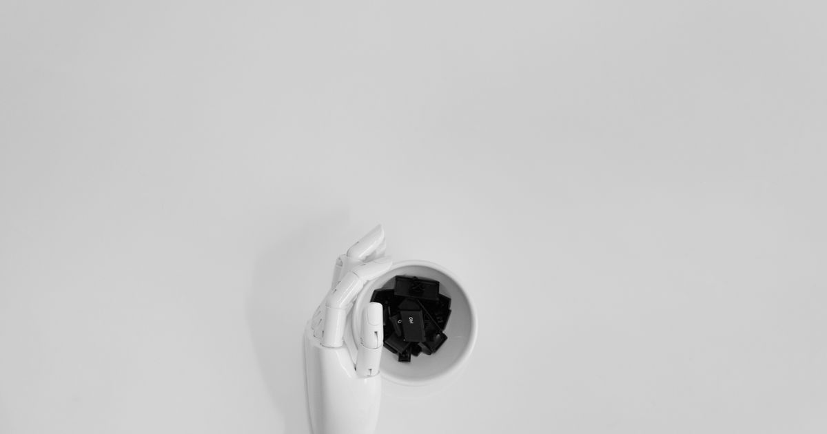 Person arbeitet mit einem automatisierten Ablauf am Bildschirm