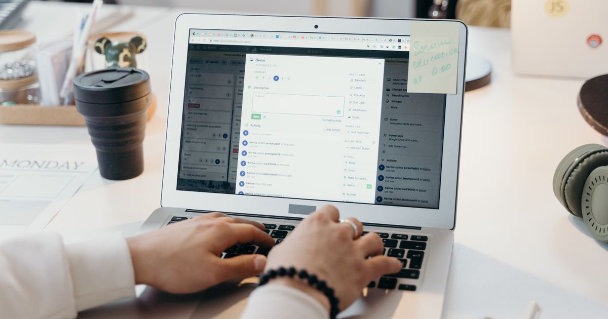 Einladungsmail wird am Laptop verfasst