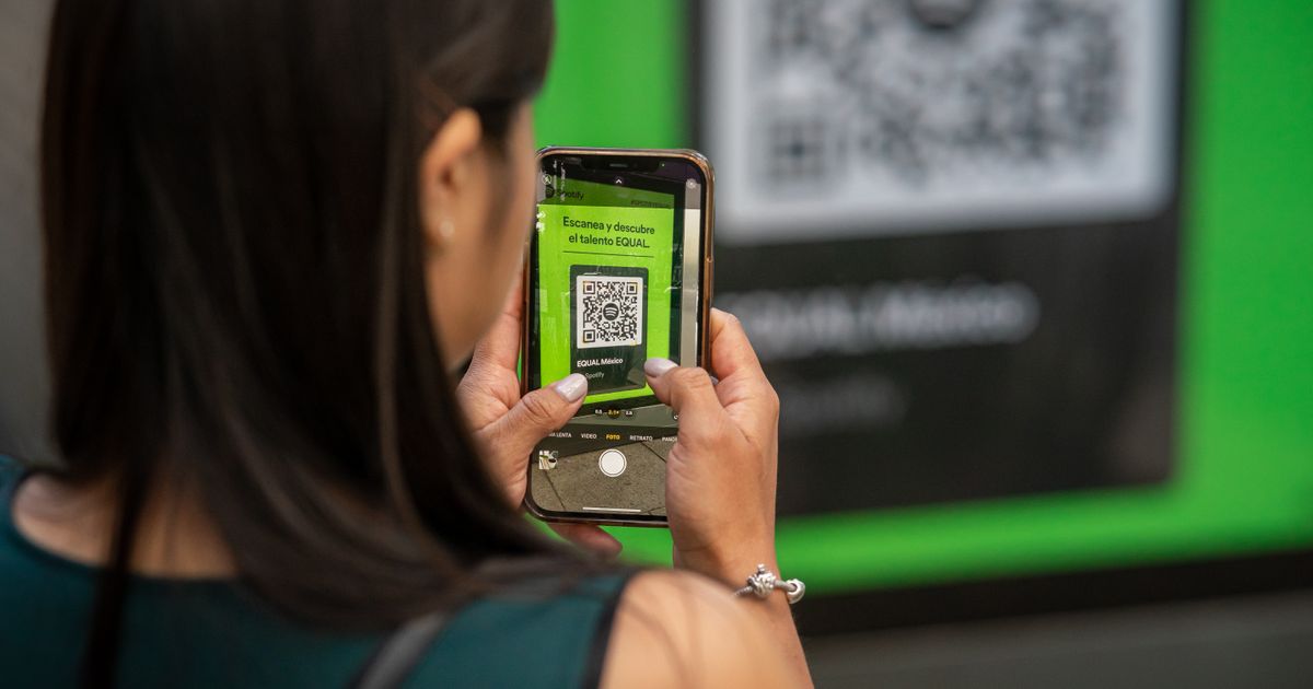 QR-Code wird mit dem Smartphone gescannt