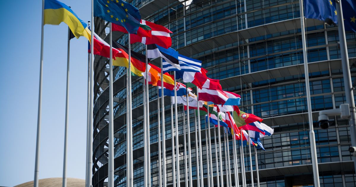 Europaflaggen vor einem Verwaltungsgebäude