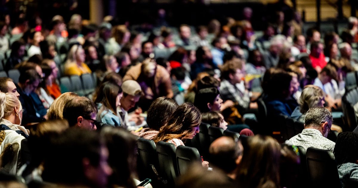 Voll besetztes Auditorium während einer Veranstaltung