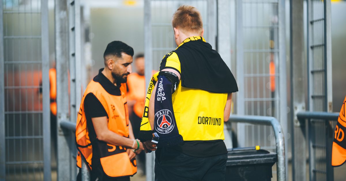Sicherheitspersonal kontrolliert einen Besucher am Stadioneingang