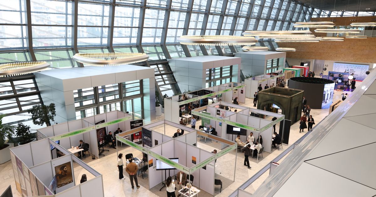 Besucher im Gespräch in einer modernen Messehalle